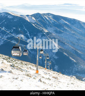 CHOPOK, Slowakei - 12. Januar 2017: Seilbahnen hinauf-Chopok Berg Jasna Ski Resort Bereich auf 12. Januar 2016 - Slowakei Stockfoto