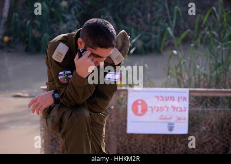 Ein israelischer Soldat steht neben einem Warnschild, das "kein Durchgang" anzeigt. Eine Grenze vor Ihnen' an der Taufstätte von Qasr el Yahud in der Region des Jordantals im Westjordanland Israels Stockfoto