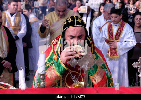 Syrisch-orthodoxen Erzbischof von Jerusalem, Mor Severius Malke Mourad führt eine Prozession während der traditionellen syrischen Epiphanie Zeremonie an der taufstelle Qasr el Yahud auch Kasser oder Qasser al Jehud der offizielle Name des westlichen Teils der traditionellen Ort der Taufe Jesu durch Johannes den Täufer im Jordan Tal Region der West Bank Israel Stockfoto