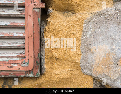 Rot altes gebeiztes aus Holz-Fenster auf eine gelbe Grunge Wand geschlossen. Stockfoto