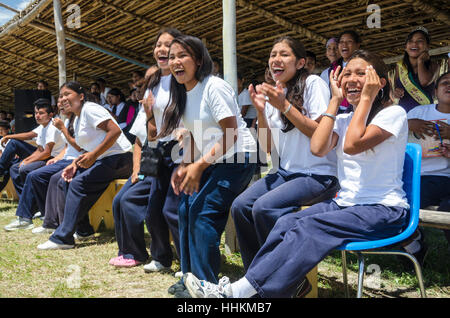 Schüler der Schule, schreien und jubeln ihrem Team von der Tribüne aus. Einige Schüler aus der Schule Kamarata, befindet sich im Nationalpark Canaima Stockfoto