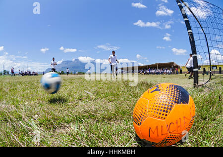 Einige Schüler aus der Schule Kamarata, befindet sich im Nationalpark Canaima Venezuela spielen ein Fußballspiel in ihrem Sport mit Hinterg Stockfoto