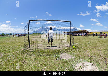 Einige Schüler aus der Schule Kamarata, befindet sich im Nationalpark Canaima Venezuela spielen ein Fußballspiel in ihrem Sport mit Hinterg Stockfoto