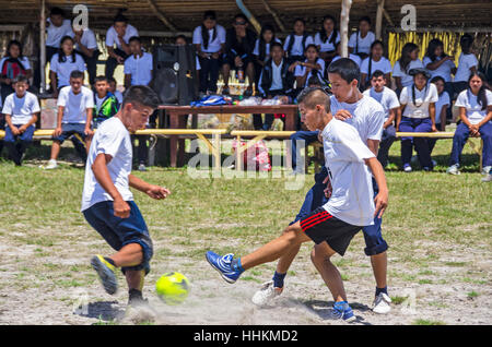 Einige Schüler aus der Schule Kamarata, befindet sich im Nationalpark Canaima Venezuela spielen ein Fußballspiel in ihrem Sport mit Hinterg Stockfoto