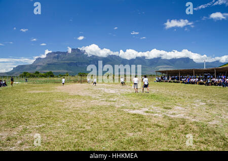 Einige Schüler aus der Schule Kamarata, befindet sich im Nationalpark Canaima Venezuela spielen ein Fußballspiel in ihrem Sport mit Hinterg Stockfoto