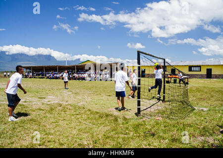 Einige Schüler aus der Schule Kamarata, befindet sich im Nationalpark Canaima Venezuela spielen ein Fußballspiel in ihrem Sport mit Hinterg Stockfoto