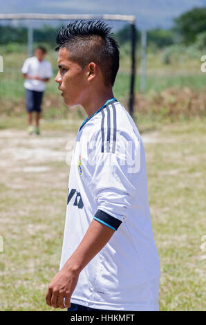 Einige Schüler aus der Schule Kamarata, befindet sich im Nationalpark Canaima Venezuela spielen ein Fußballspiel in ihrem Sport mit Hinterg Stockfoto