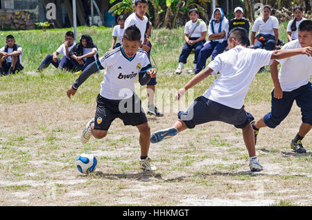 Einige Schüler aus der Schule Kamarata, befindet sich im Nationalpark Canaima Venezuela spielen ein Fußballspiel in ihrem Sport mit Hinterg Stockfoto