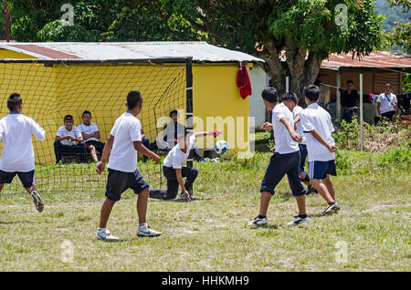 Einige Schüler aus der Schule Kamarata, befindet sich im Nationalpark Canaima Venezuela spielen ein Fußballspiel in ihrem Sport mit Hinterg Stockfoto