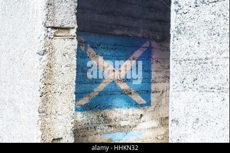 Blick in alte verlassene Betonbau mit schottischen Flagge von St. Andrews Kreuz an Wand gemalt Stockfoto