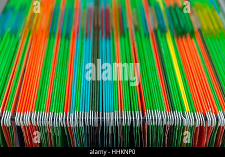 Aktenschränke mit Dateien von mehreren Farben gefüllt. Zusammenfassung Hintergrund bunt hängen Dateiordner in Schublade. Stockfoto