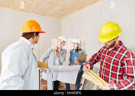 Architekten arbeiten an Haus-Sanierung und Planung als Team mit Handwerkern Stockfoto