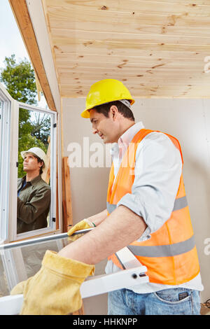 Fenster Einbau Installationsprozess für Woodhouse Modernisierung Stockfoto