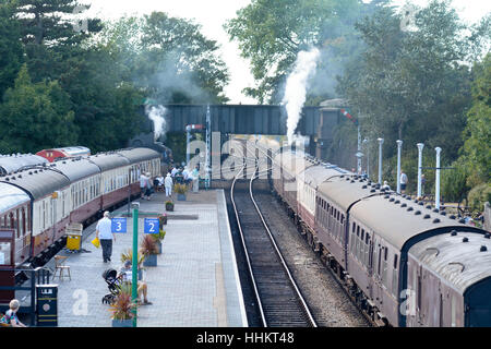 Dampfzüge auf der Station warten auf Abfahrt in Sheringham - Teil der North Norfolk Railway in Norfolk, England Stockfoto