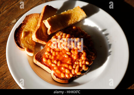 Heinz gebackene Bohnen auf Toast. Stockfoto