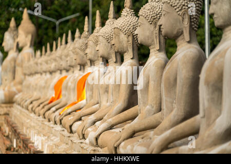 Reihe von Buddhastatuen im Wat Yai Chai Mongkons, Ayutthaya Historical Park, Thailand, Asien Stockfoto