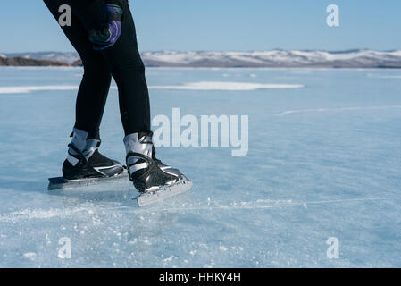 Norwegische Wandern Schlittschuhe. Touristen Reisen in Norwegen Wandern Eislaufen auf dem zugefrorenen See. Spezielle lange Skate für lange Strecken. Montage unter der sk Stockfoto