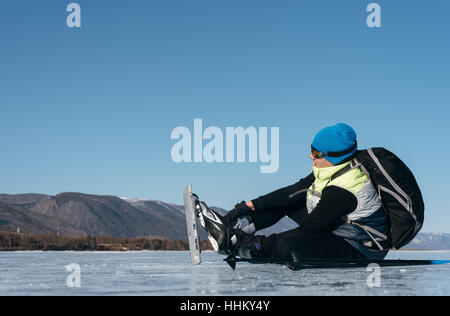 Norwegische Wandern Schlittschuhe. Touristen Reisen in Norwegen Wandern Eislaufen auf dem zugefrorenen See. Spezielle lange Skate für lange Strecken. Montage unter der sk Stockfoto