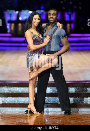 Karen Clifton und Erz Oduba bei einem Fototermin für die Einführung von streng kommen tanzen Live Tour statt auf Barclaycard Arena in Birmingham. PRESSEVERBAND Foto. Bild Datum: Donnerstag, 19. Januar 2017. Bildnachweis sollte lauten: Joe Giddens/PA Wire Stockfoto