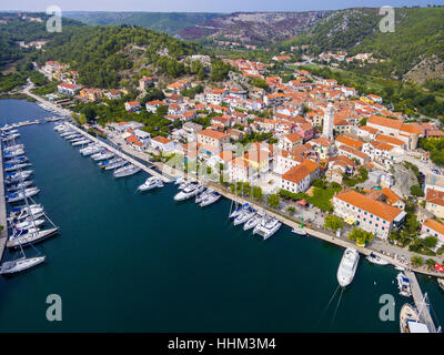 Skradin, einer kleinen Stadt am Fluss Krka, Kroatien Stockfoto