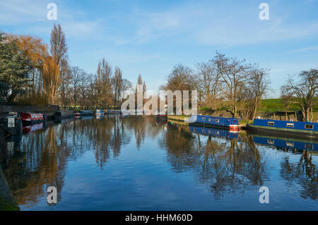 Der Fluss Lee im Januar, in der Nähe von South Tottenham, Nord-London UK. Stockfoto