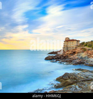 Boccale Burg Wahrzeichen am Cliff Felsen und Meer bei Sonnenuntergang. Toskana, Italien, Europa. Langzeitbelichtung Fotografie. Stockfoto