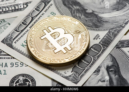 Goldene Bitcoin Münze auf us-Dollar hautnah Stockfoto