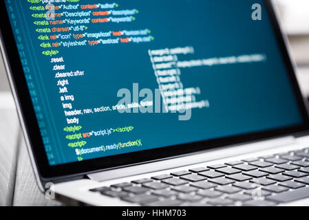 HTML-Code auf dem Laptopbildschirm. Web-Design-Konzept. Stockfoto