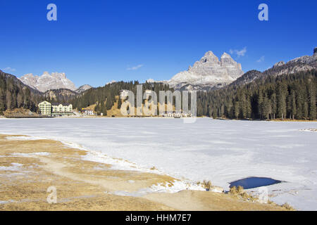 Panoramablick über den gefrorenen See Misurina und Tre Cime di Lavaredo im Hintergrund Stockfoto