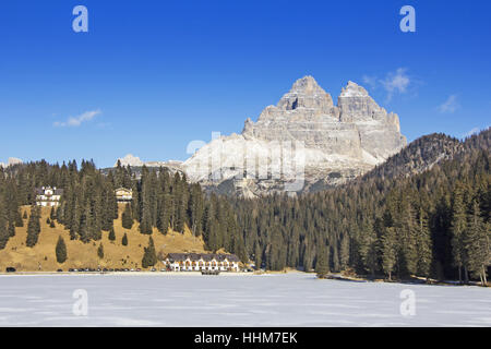 Panoramablick über den gefrorenen See Misurina und Tre Cime di Lavaredo im Hintergrund Stockfoto