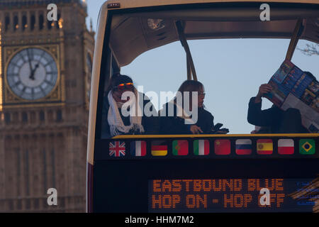 Eine verkürzte Perspektive von einem Tour-Bus mit Touristen ihre London-Karte zu lesen und im Hintergrund, das Zifferblatt der Elizabeth Turm des britischen Parlaments, am 18. Januar 2017, in London England. Stockfoto