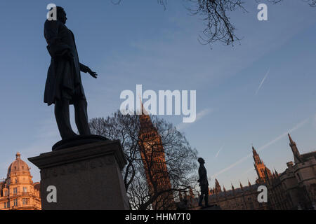 Eine Silhouette Statuen von Lord Palmerston und Jan Smuts, am 17. Januar 2017, Parliament Square, Westminster, London England. Palmerstons Statue auf der linken Seite ist ein Outdoor-Bronze-Skulptur von Henry John Temple, 3. Viscount Palmerston am Parliament Square in London, Vereinigtes Königreich. Von Thomas Woolner geformt und im Jahre 1876 enthüllt, ist es Grade II aufgeführt. Jan Smuts im Hintergrund ist eine Bronzeskulptur von Jacob Epstein. Stockfoto