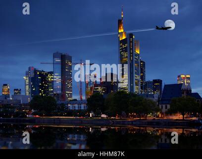 Nacht, Nacht, Mond, Skycraper, Frankfurt, Skyline, Manhattan, Flugzeuge, Stockfoto