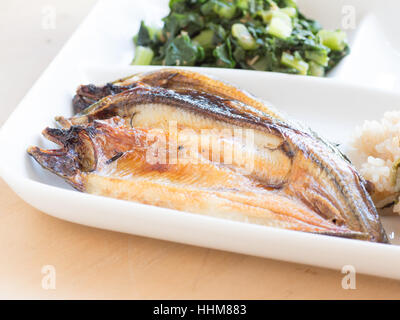 Japanische Küche, gegrillten Fisch auf dem Teller Stockfoto