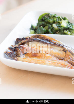 Japanische Küche, gegrillten Fisch auf dem Teller Stockfoto