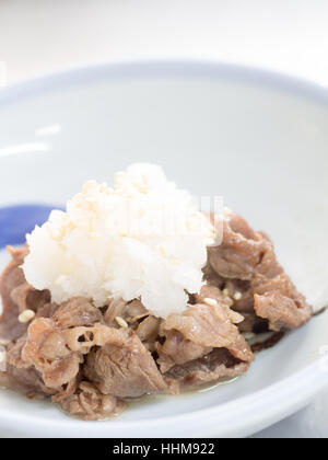 Japanische Küche, Rindfleisch mit geriebener japanischer Rettich in die Schüssel geschnitten Stockfoto