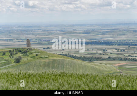 Blick auf den alten zerstörten Turm Montecorvino Stockfoto