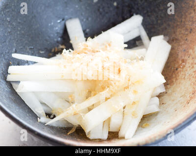 Japanische Küche, japanische Daikon Rettich Salat mit kleinen Stücken geschnittenen gebratenen Bonito in die Schüssel geschnitten Stockfoto