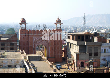 Bogen Sie den Haupteingang zum Tempel der Affen in Jaipur, ein Bogen, Haupteingang, Tempelarchitektur, der Affe, Stockfoto