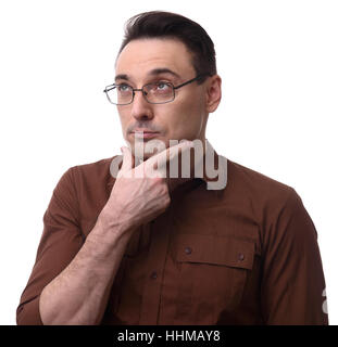 Porträt von hübscher legerer Mann denken und nachschlagen. Isoliert Stockfoto
