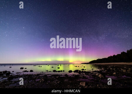 Intensive Nordlichter (Aurora Borealis) über Ostsee. Felsiger Strand Stockfoto