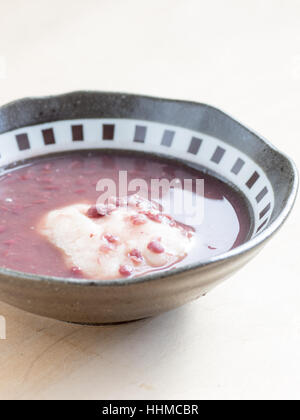 Japanische Küche, süße rote Bohnensuppe mit Reiskuchen in der Schüssel Stockfoto