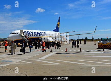Touristen, die Ryanair-Flugzeug am internationalen Flughafen von Porto Portugal verlassen Stockfoto