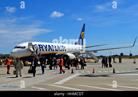 Touristen, die Ryanair-Flugzeug am internationalen Flughafen von Porto Portugal verlassen Stockfoto