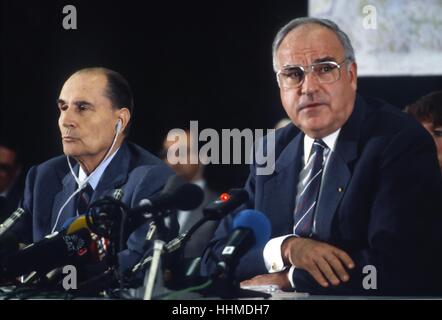 François Mitterand, Präsident der Französischen Republik von 1981 bis Mai 1995 und Helmut Kohl, Bundeskanzler von 1982 bis 1998 (September 1987) Stockfoto