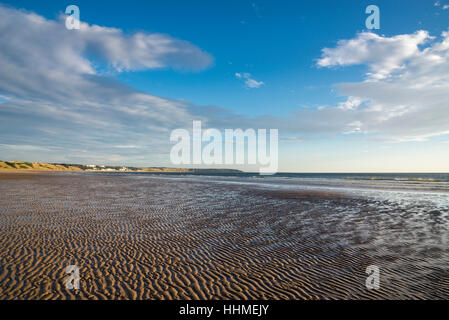 Wellige Sand am Reighton Sandstrand mit Blick auf Filey, Küste North Yorkshire, England. Stockfoto