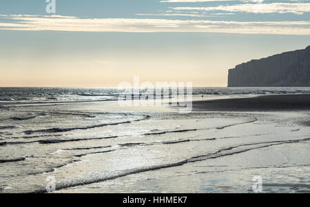 Morgensonne auf sanften Wellen an Filey Bucht an der Nordostküste Englands. North Yorkshire Küste. Stockfoto