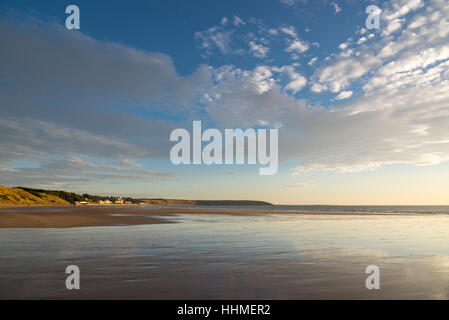 Schöne Morgensonne am Strand von Filey Bay, North Yorkshire, England. Stockfoto