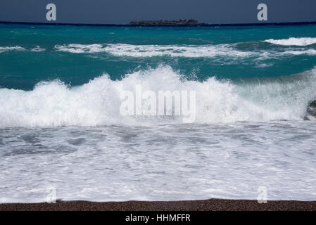 Eingehenden brechenden Wellen am Strand in der Nähe ot Prasonisi Nationalpark Rhodos, Griechenland. Stockfoto