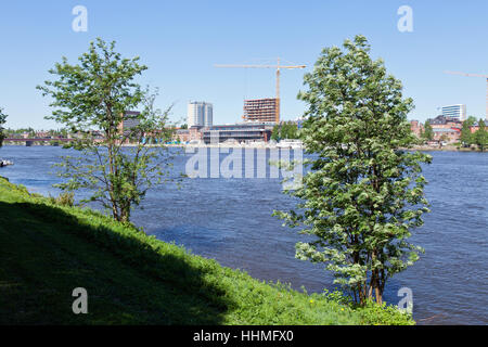 UMEA, SCHWEDEN AM 29. MAI 2013. Blick auf den Fluss, Gebäude im Bau, Dampfschiff entlang der Brücke. Redaktionelle Nutzung. Stockfoto